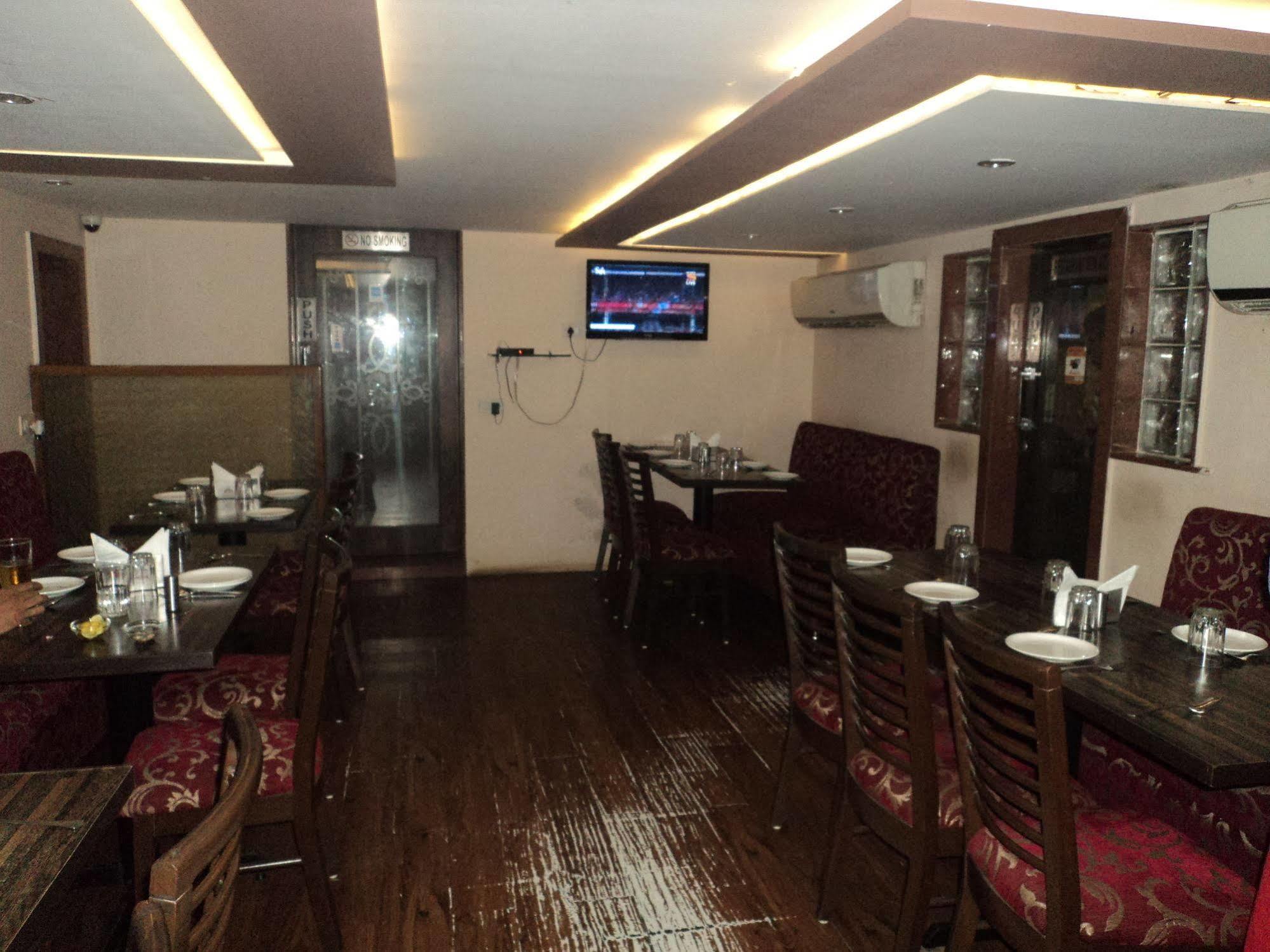 Hotel Q Deck Bombaim Exterior foto